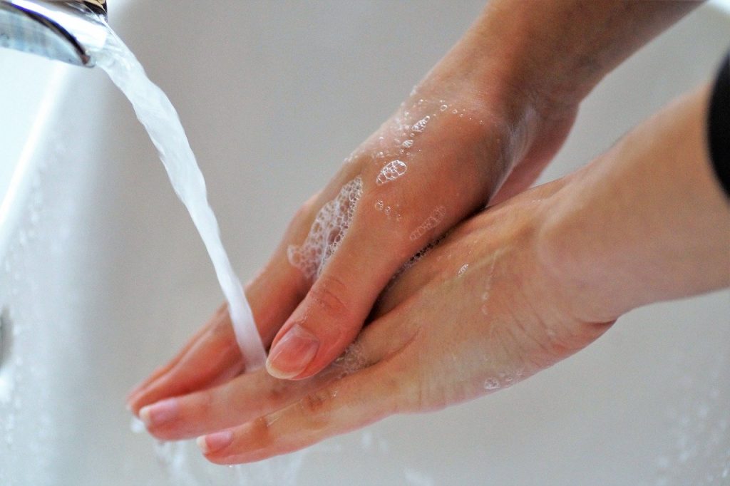 Què es pot fer per evitar el contagi de COVID-19? Realitzar higiene freqüent de mans (rentat amb aigua i sabó o solucions a base d’alcohol). Mantenir la distància de seguretat de 2 metres entre persones.